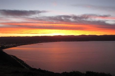 Photo of property in 21 Bendigo Grove, Newlands, Wellington, 6037