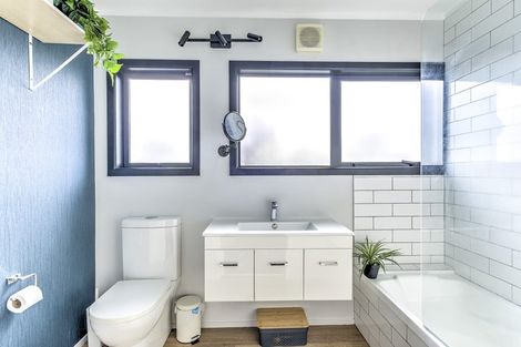 Photo of property in 77 Gilbass Avenue, Hamilton Lake, Hamilton, 3204