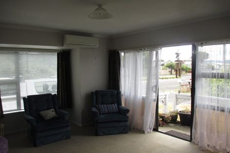 Photo of property in 17 Douglas Street, Levin, 5510
