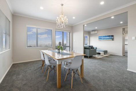 Photo of property in 8 Oak View Terrace, Schnapper Rock, Auckland, 0632