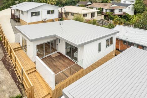 Photo of property in 2/128 Sunset Road, Unsworth Heights, Auckland, 0632