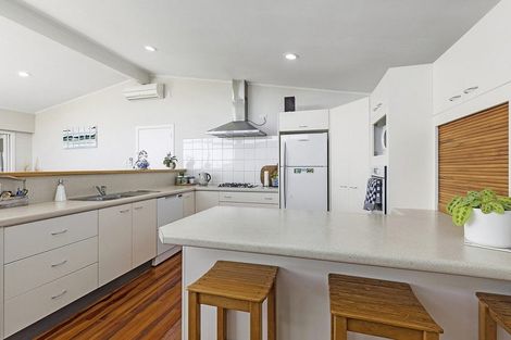 Photo of property in 3 Tirowhanga Road, Paremata, Porirua, 5024