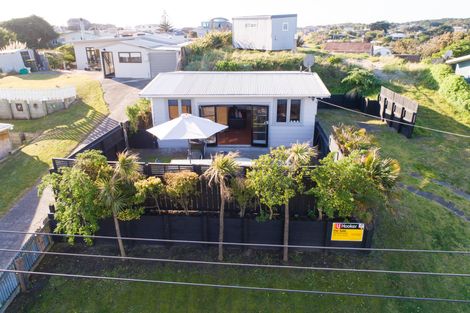 Photo of property in 13 Mack Street, Foxton Beach, Foxton, 4815