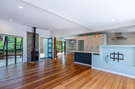 Photo of property in 44 Hollywood Avenue, Titirangi, Auckland, 0604