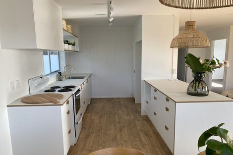 Photo of property in 2 Cooper Road, Stanmore Bay, Whangaparaoa, 0932