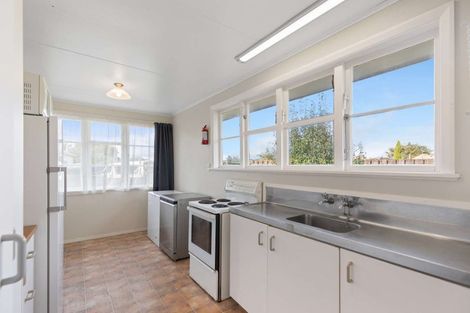 Photo of property in 18 Montrose Place, Takaro, Palmerston North, 4412