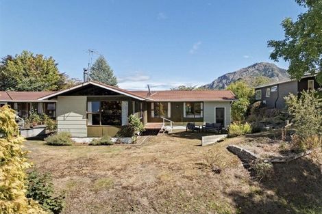 Photo of property in 16 Argyle Place, Arrowtown, 9302