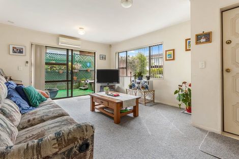 Photo of property in 3 Bosnyak Drive, Te Atatu South, Auckland, 0610