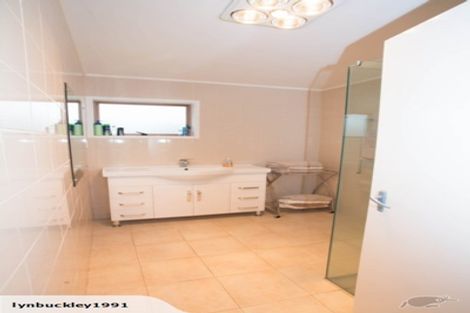 Photo of property in 2 Matuhi Rise, Henderson, Auckland, 0612