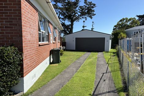 Photo of property in 22 Clinton Avenue, Te Atatu Peninsula, Auckland, 0610