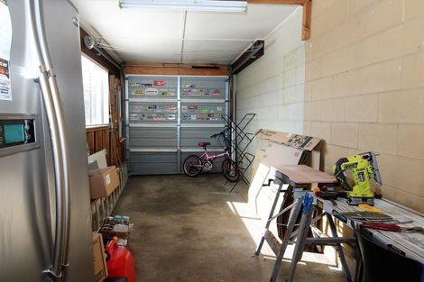 Photo of property in 28 Gibbons Road, Weymouth, Auckland, 2103