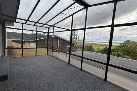 Photo of property in 60 Rewarewa Road, Te Atatu Peninsula, Auckland, 0610