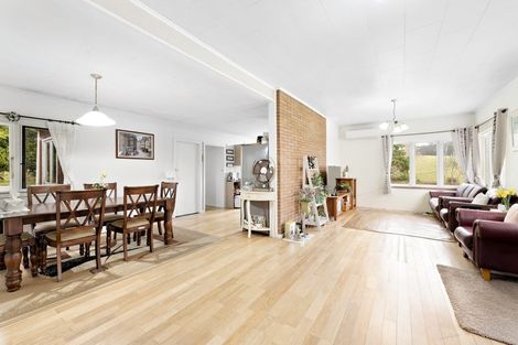 Photo of property in 118 Motu Road, Kumeu, 0891