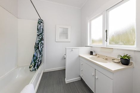 Photo of property in 14 Waiohua Road, Greenlane, Auckland, 1061