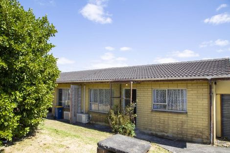 Photo of property in 2 Paton Avenue, Te Atatu South, Auckland, 0610