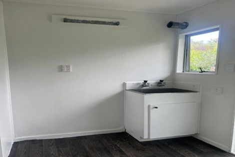 Photo of property in 9 Bishop Street, Green Bay, Auckland, 0604