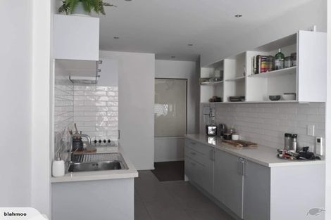 Photo of property in Las Olas De Cuba, 2/35 Torrens Terrace, Mount Cook, Wellington, 6011