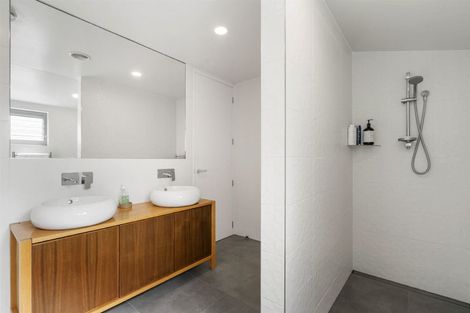 Photo of property in 2/76 Wairoa Road, Narrow Neck, Auckland, 0624