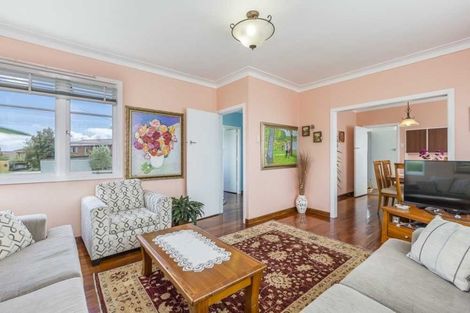 Photo of property in 73 Pupuke Road, Northcote, Auckland, 0627