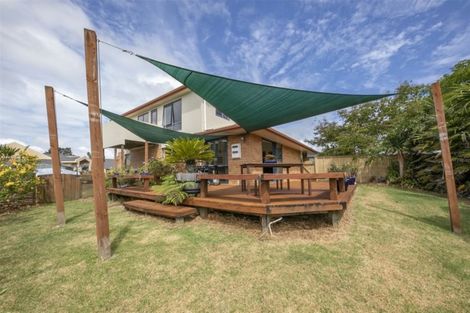 Photo of property in 2 Berkshire Terrace, Massey, Auckland, 0614