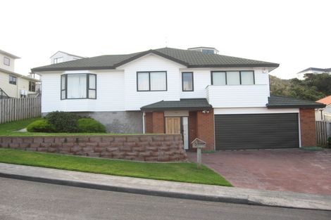 Photo of property in 3 Tamworth Crescent, Newlands, Wellington, 6037