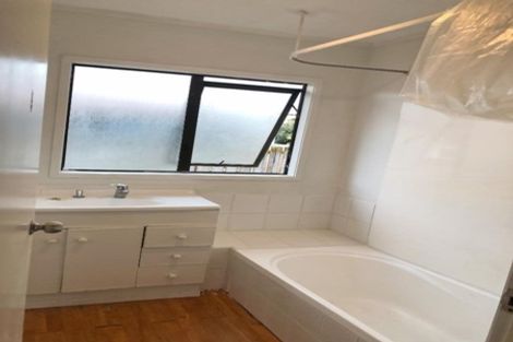 Photo of property in 52 Kelwyn Road, Kelston, Auckland, 0602