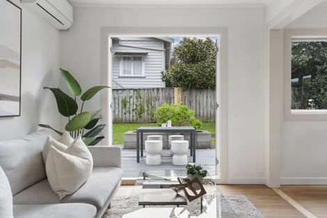 Photo of property in 1/12 Craigbank Avenue, New Lynn, Auckland, 0600