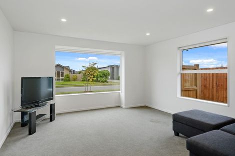 Photo of property in 37 Davaar Crescent, Broomfield, Christchurch, 8042