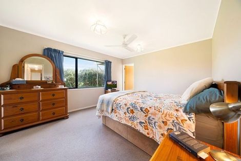 Photo of property in 182 Boord Crescent, Kumeu, 0891