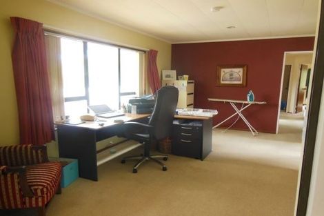 Photo of property in 11 Robert Grove, Paraparaumu, 5032