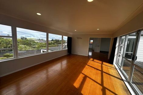 Photo of property in 120 Ennis Avenue, Pakuranga Heights, Auckland, 2010