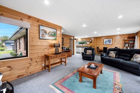 Photo of property in 10 Heaphy Place, Pukehangi, Rotorua, 3015