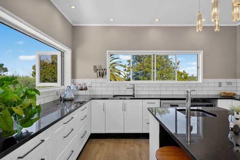 Photo of property in 873 Waitakere Road, Kumeu, 0891