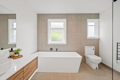 Photo of property in 207 Fifield Terrace, Opawa, Christchurch, 8023