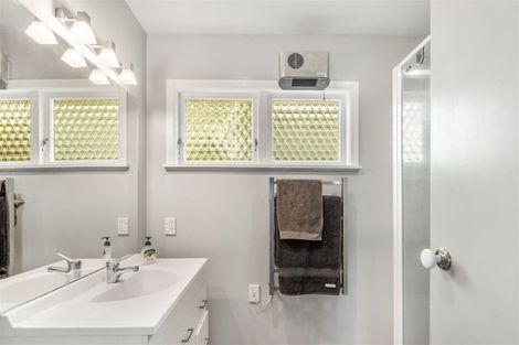 Photo of property in 104 Stewart Drive, Newlands, Wellington, 6037