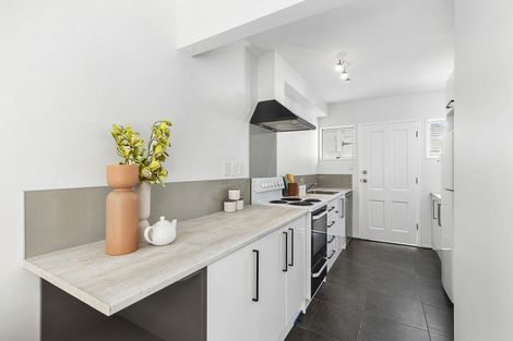 Photo of property in 2/102 Endeavour Street, Lyall Bay, Wellington, 6022