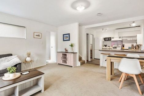 Photo of property in 4/163 Queens Drive, Lyall Bay, Wellington, 6022