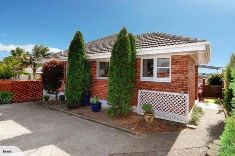 Photo of property in 1/74 Pupuke Road, Hillcrest, Auckland, 0627