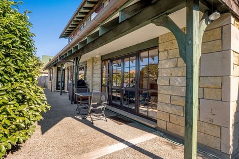 Photo of property in 43 Kilkenny Place, Fitzherbert, Palmerston North, 4410