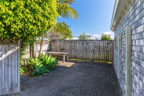 Photo of property in 2/56 Kiwi Esplanade, Mangere Bridge, Auckland, 2022