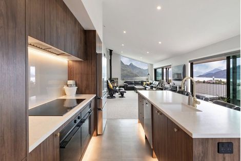 Photo of property in 18 Poplar Drive, Kelvin Heights, Queenstown, 9300