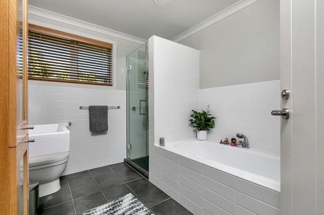 Photo of property in 42 Landing Road, Titirangi, Auckland, 0604