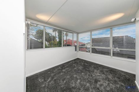 Photo of property in 1/2 Hauraki Road, Hauraki, Auckland, 0622