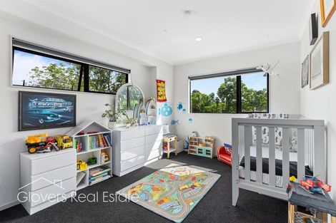 Photo of property in 18b Vardon Road, Green Bay, Auckland, 0604