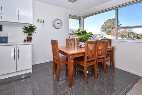 Photo of property in 14 Damian Way, Weymouth, Auckland, 2103
