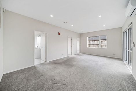 Photo of property in 24 Kilmacrennan Drive, Rosehill, Papakura, 2113