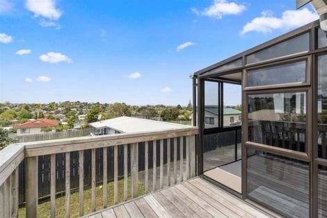 Photo of property in 28 Elizabeth Drive, West Harbour, Auckland, 0618