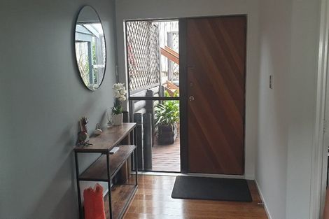 Photo of property in 1/186 East Coast Road, Forrest Hill, Auckland, 0620