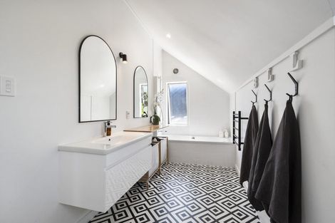 Photo of property in 17 Phoenix Avenue, Hokowhitu, Palmerston North, 4410