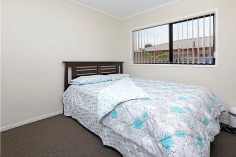 Photo of property in 1/2 Senecio Place, Weymouth, Auckland, 2103